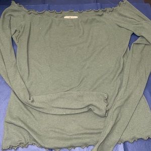 HOLLISTER- Off Shoulder LS